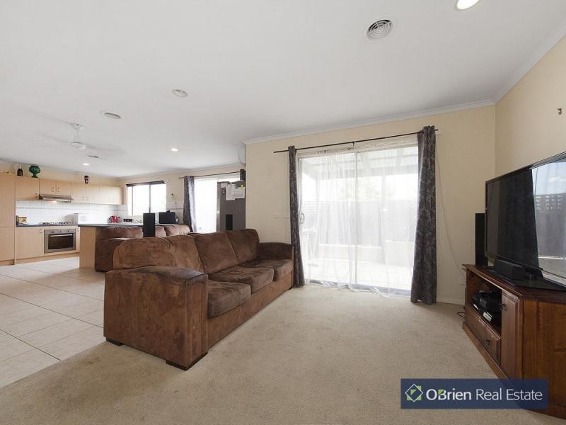 7 Staunton Walk, Cranbourne East VIC 3977