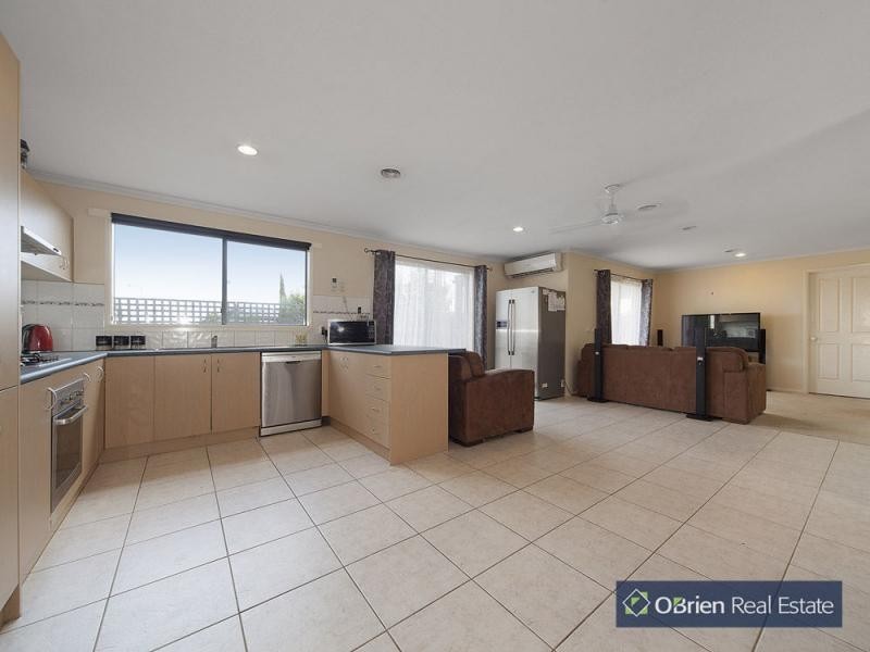 7 Staunton Walk, Cranbourne East VIC 3977