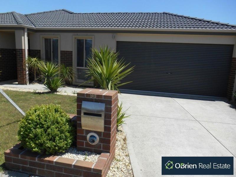 90 Calais Circuit, Cranbourne West VIC 3977