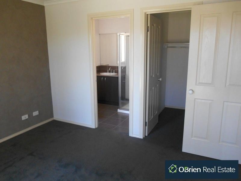 90 Calais Circuit, Cranbourne West VIC 3977
