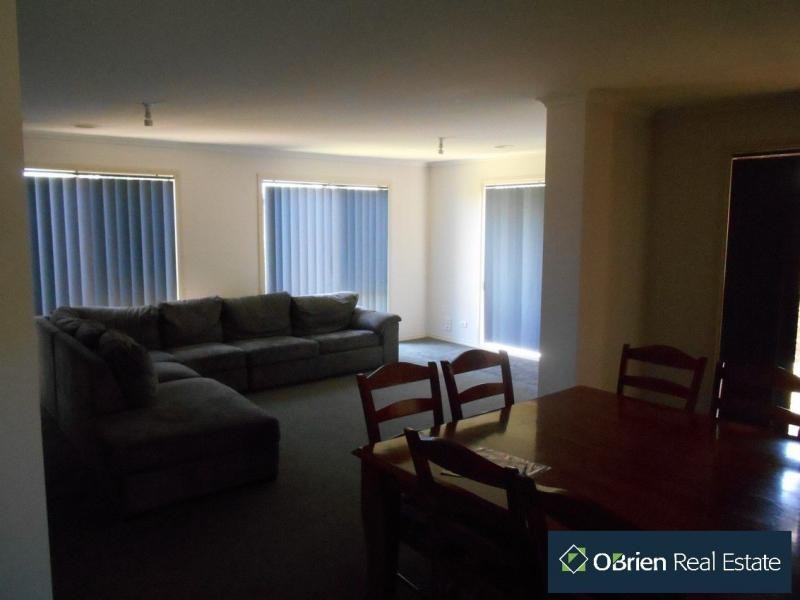 90 Calais Circuit, Cranbourne West VIC 3977