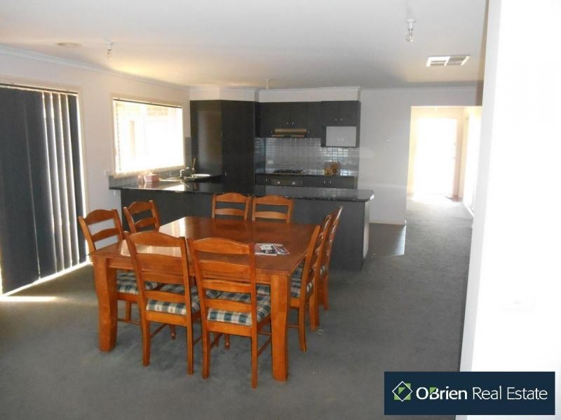 90 Calais Circuit, Cranbourne West VIC 3977