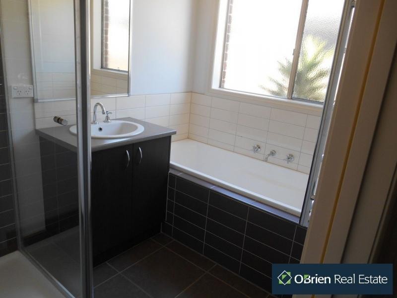 90 Calais Circuit, Cranbourne West VIC 3977