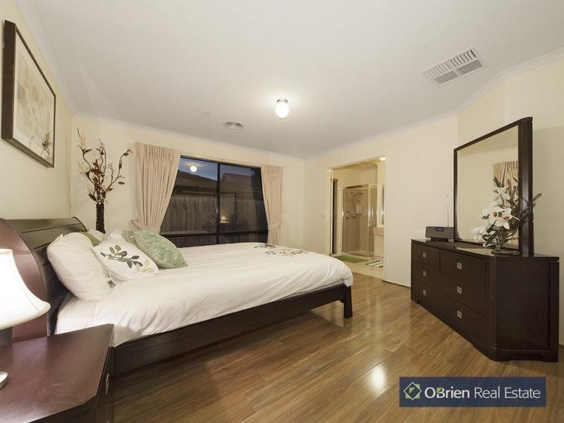 10 Newhaven Drive, Berwick VIC 3806