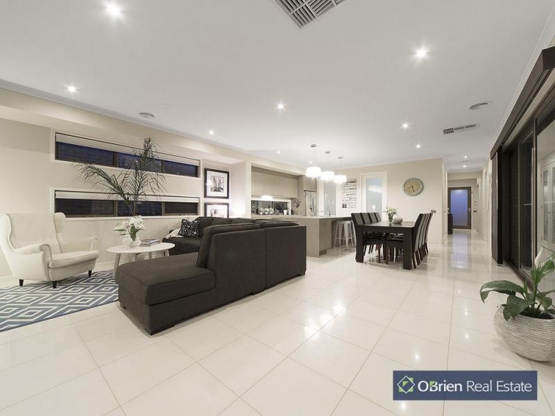 15 Percheron Way, Clyde North VIC 3978