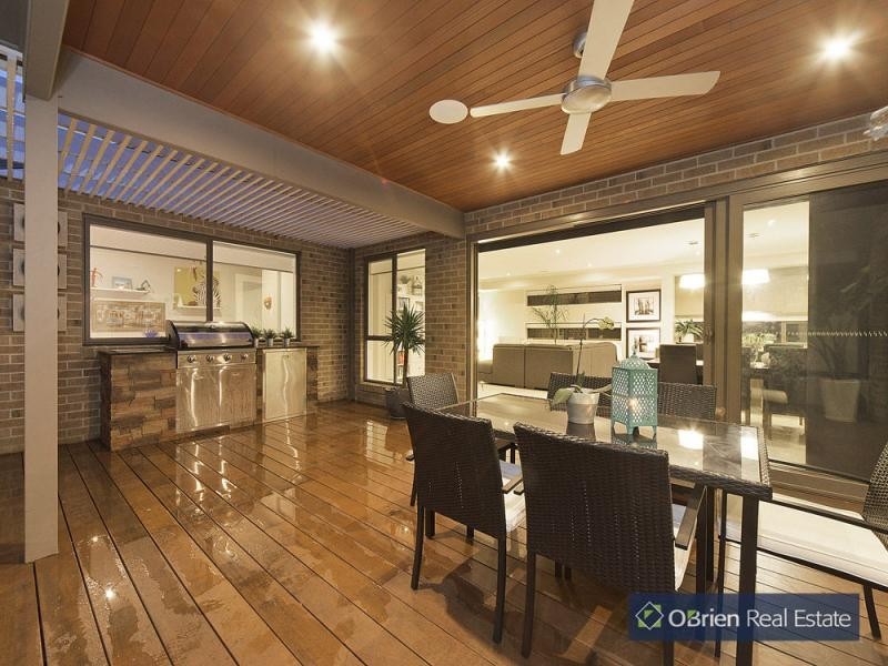 15 Percheron Way, Clyde North VIC 3978