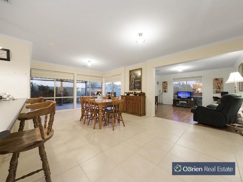 14 Oak Post Place, Cranbourne East VIC 3977