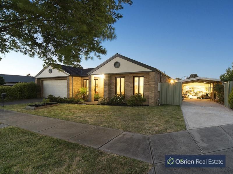 14 Oak Post Place, Cranbourne East VIC 3977