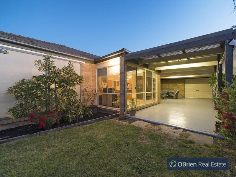 14 Oak Post Place, Cranbourne East VIC 3977
