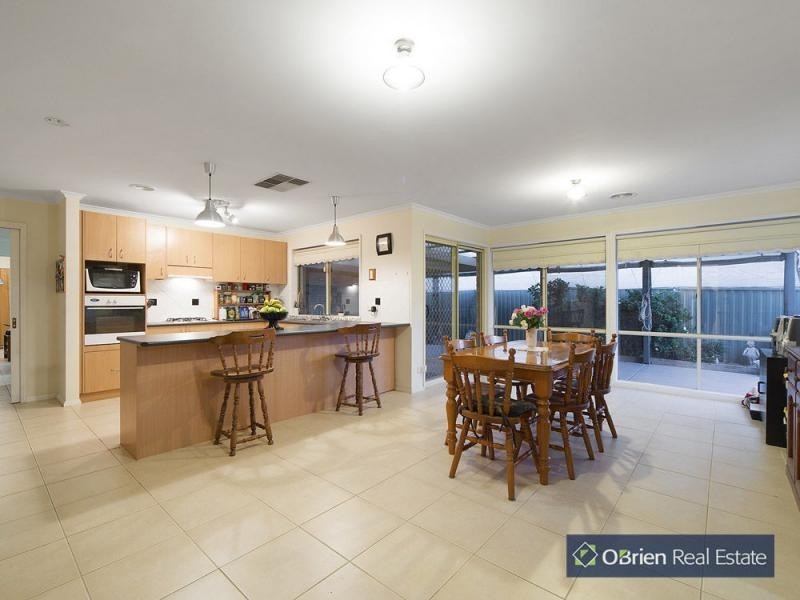 14 Oak Post Place, Cranbourne East VIC 3977