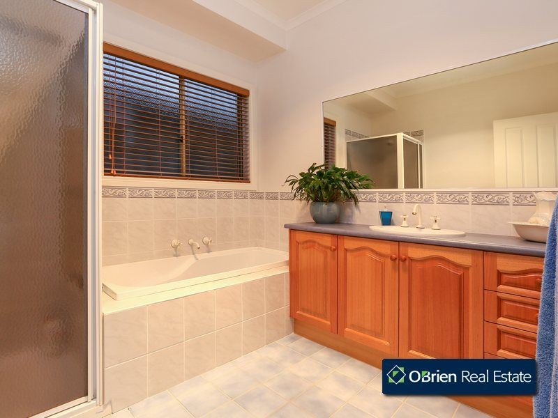 35 Eucumbene Drive, Berwick VIC 3806