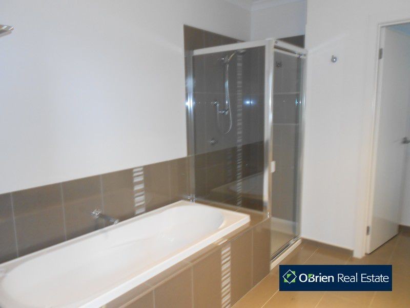 4 Willowdale Drive, Cranbourne North VIC 3977