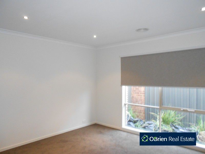 4 Willowdale Drive, Cranbourne North VIC 3977