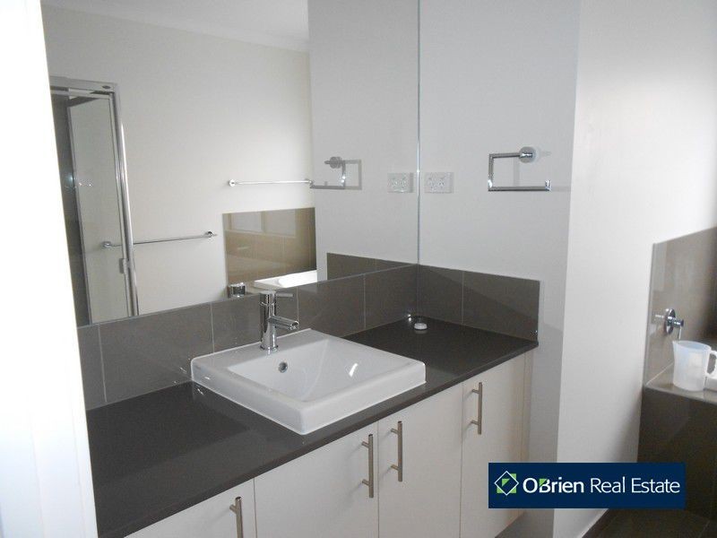 4 Willowdale Drive, Cranbourne North VIC 3977