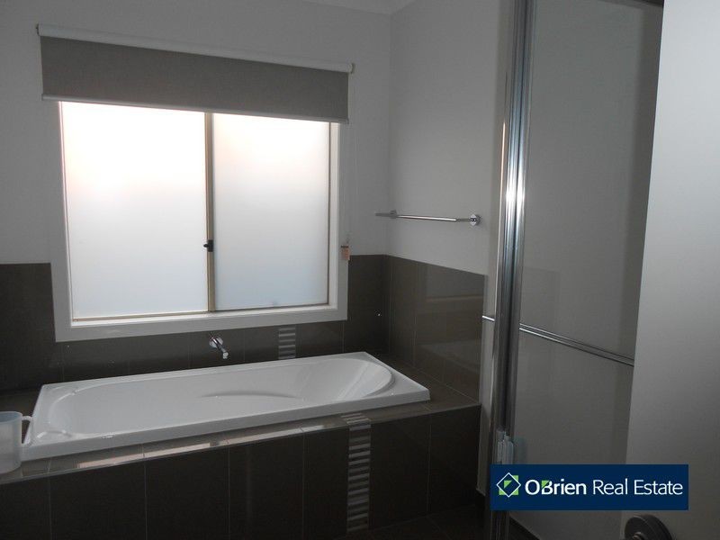 4 Willowdale Drive, Cranbourne North VIC 3977