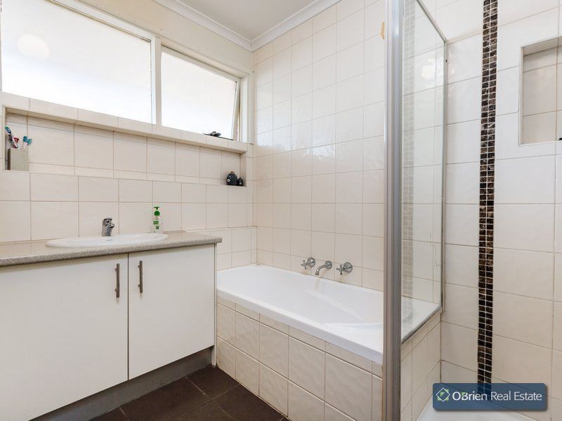 1 St Boswells Avenue, Berwick VIC 3806