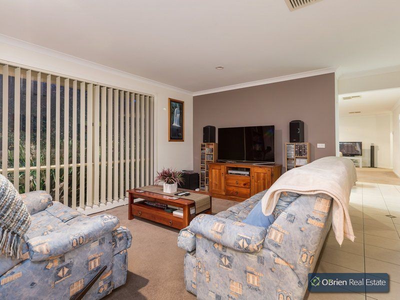 25 Glenmaggie Close, Berwick VIC 3806