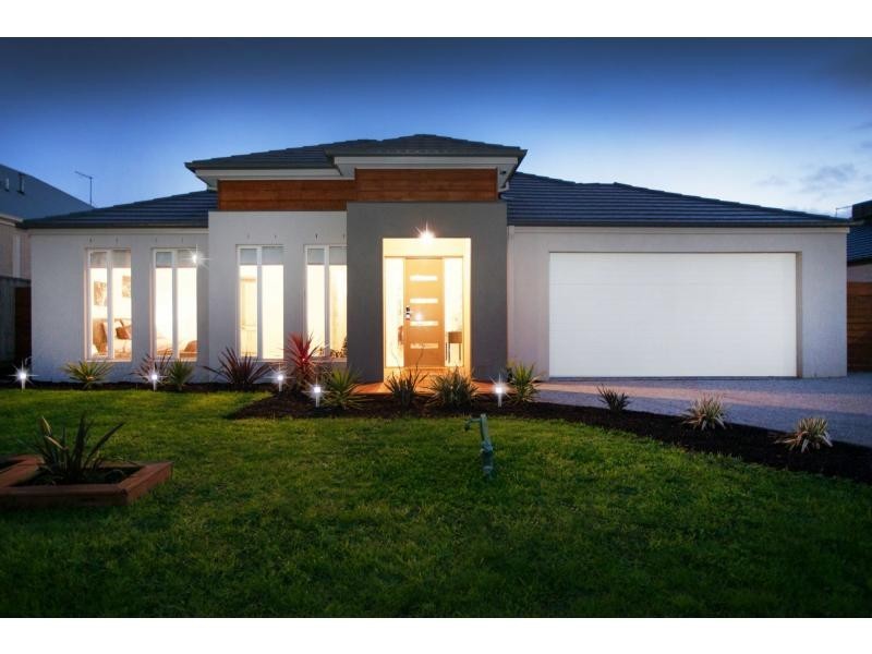 13 Whiteley Way, Pakenham VIC 3810