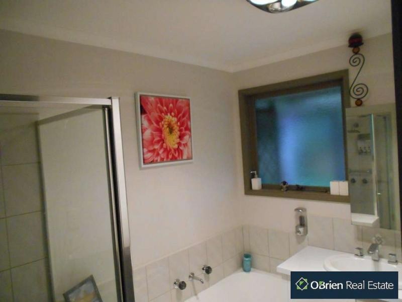 32 Girvan Circuit, Endeavour Hills VIC 3802