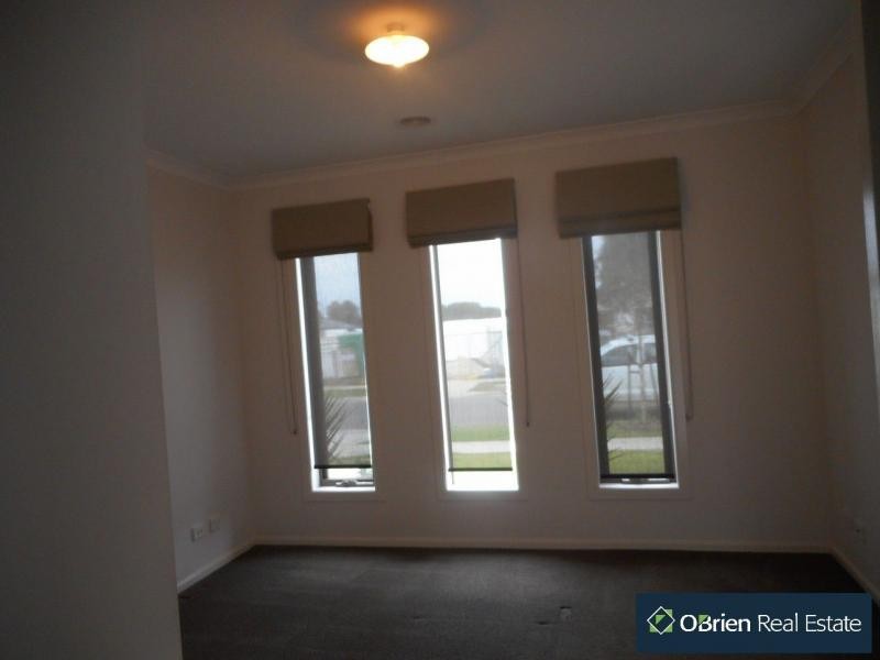 8 Hill Farm, Clyde VIC 3978