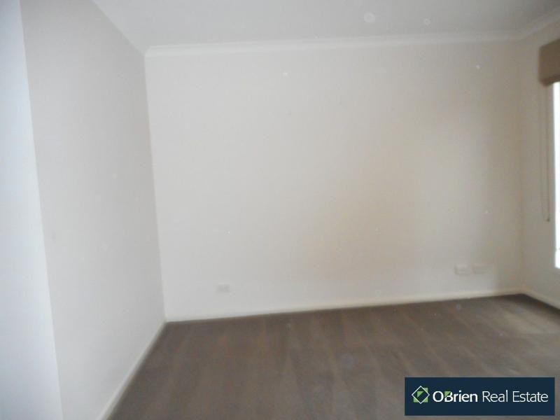 8 Hill Farm, Clyde VIC 3978