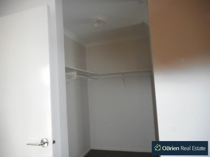 8 Hill Farm, Clyde VIC 3978