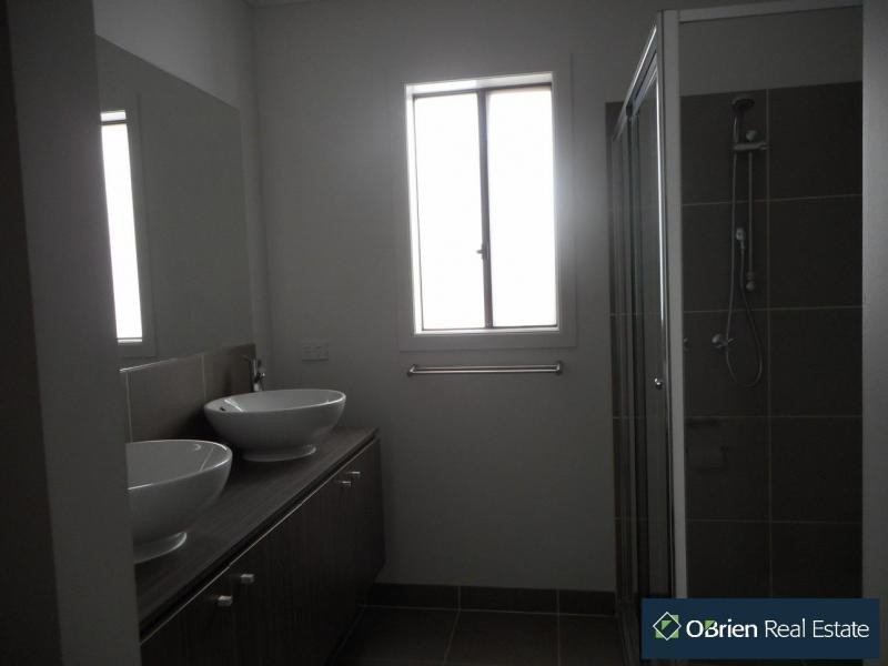 8 Hill Farm, Clyde VIC 3978