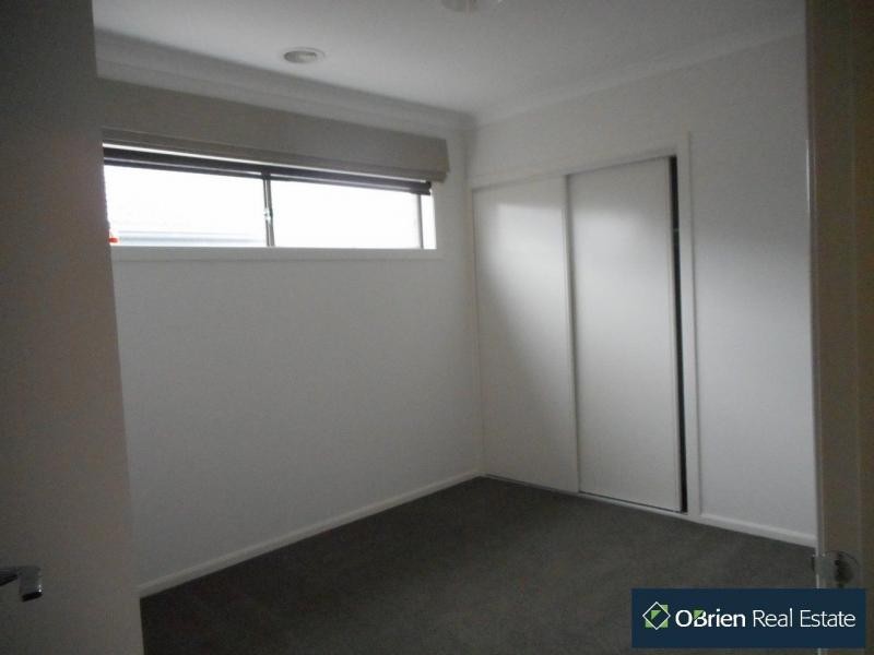 8 Hill Farm, Clyde VIC 3978