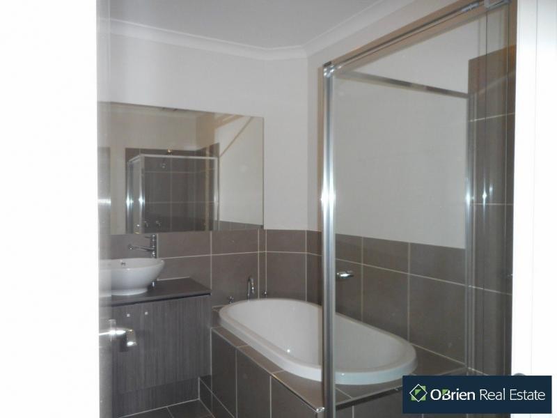 8 Hill Farm, Clyde VIC 3978