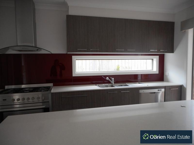 8 Hill Farm, Clyde VIC 3978