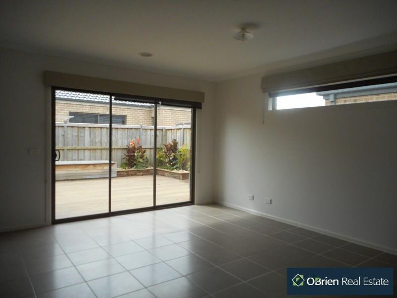 8 Hill Farm, Clyde VIC 3978