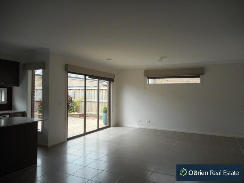 8 Hill Farm, Clyde VIC 3978