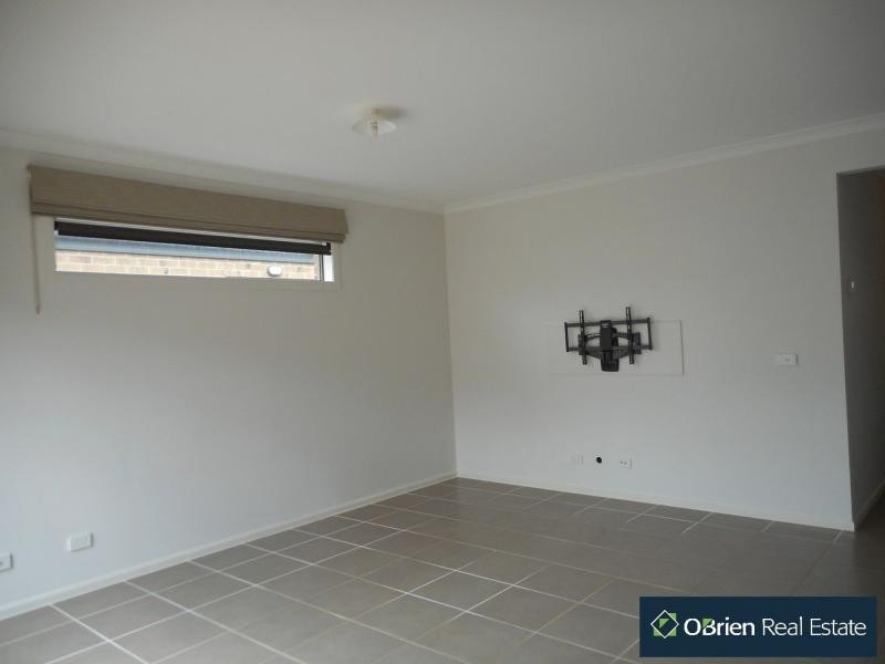 8 Hill Farm, Clyde VIC 3978