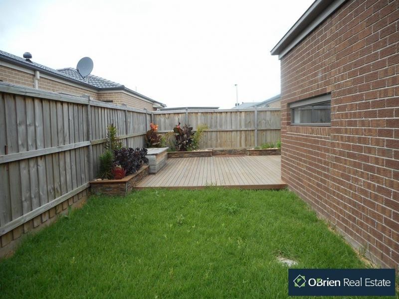 8 Hill Farm, Clyde VIC 3978