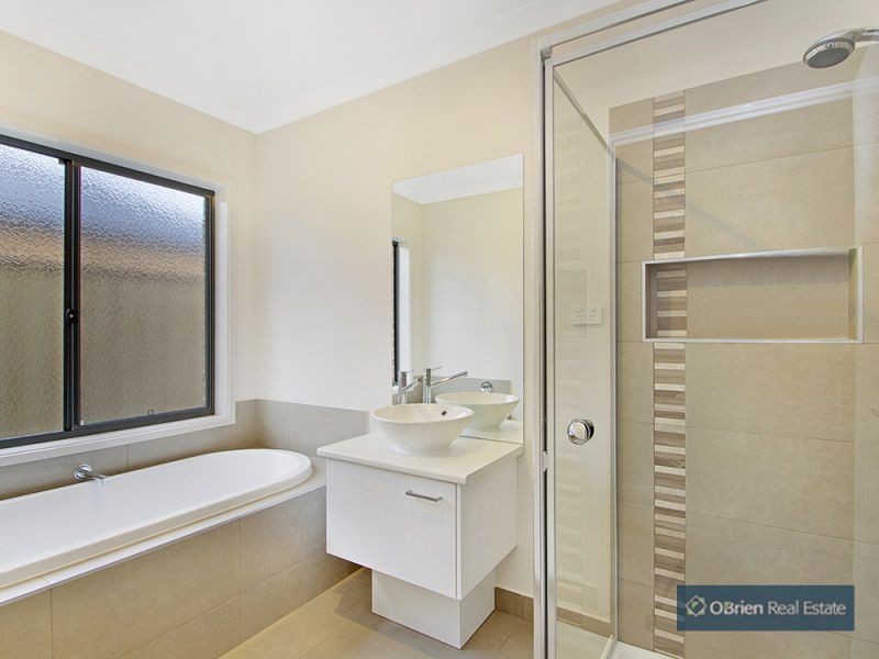 18 Park Central Avenue, Officer VIC 3809