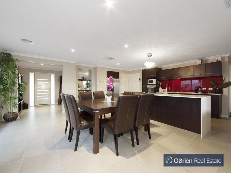 11 Beauchamp Way, Hunt Club, Cranbourne East VIC 3977