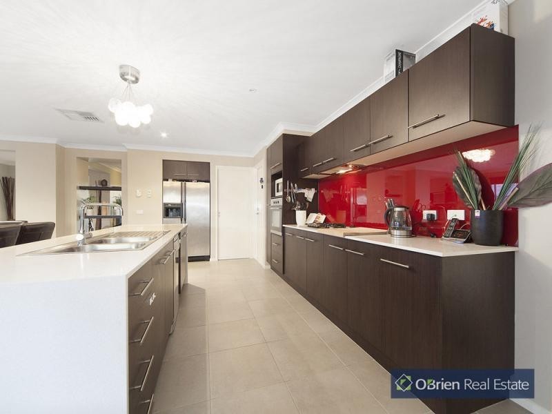 11 Beauchamp Way, Hunt Club, Cranbourne East VIC 3977