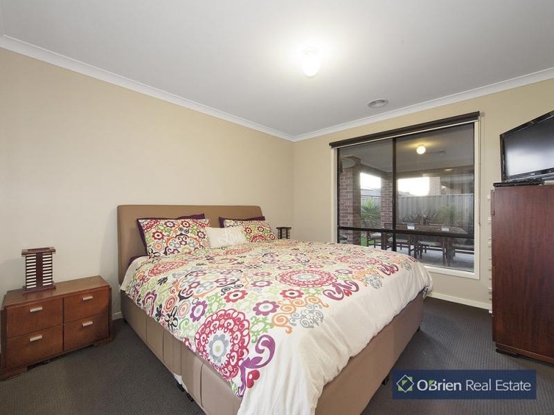 11 Beauchamp Way, Hunt Club, Cranbourne East VIC 3977