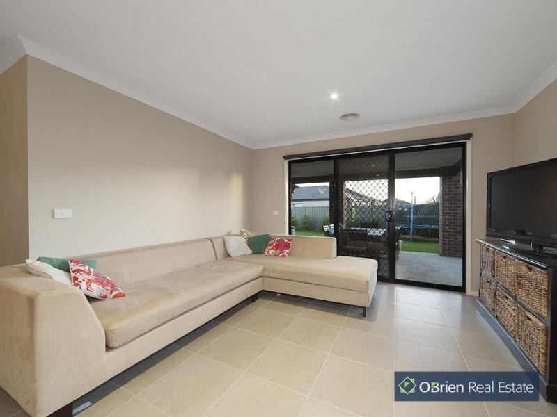 11 Beauchamp Way, Hunt Club, Cranbourne East VIC 3977