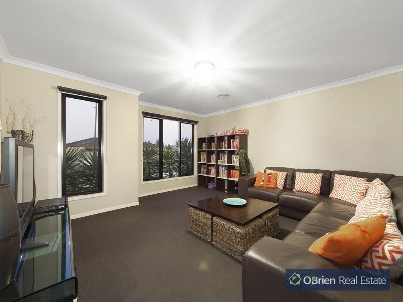 11 Beauchamp Way, Hunt Club, Cranbourne East VIC 3977