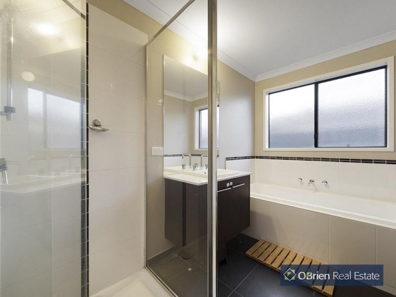 11 Beauchamp Way, Hunt Club, Cranbourne East VIC 3977