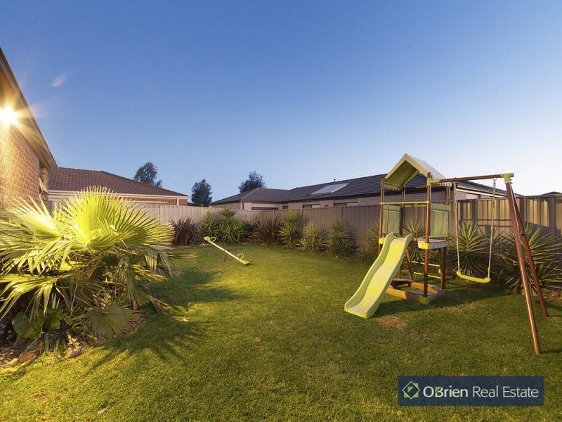 11 Beauchamp Way, Hunt Club, Cranbourne East VIC 3977
