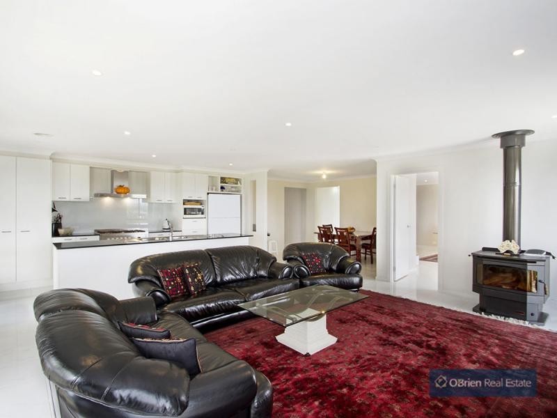 16 Mayfair Drive, Drouin VIC 3818