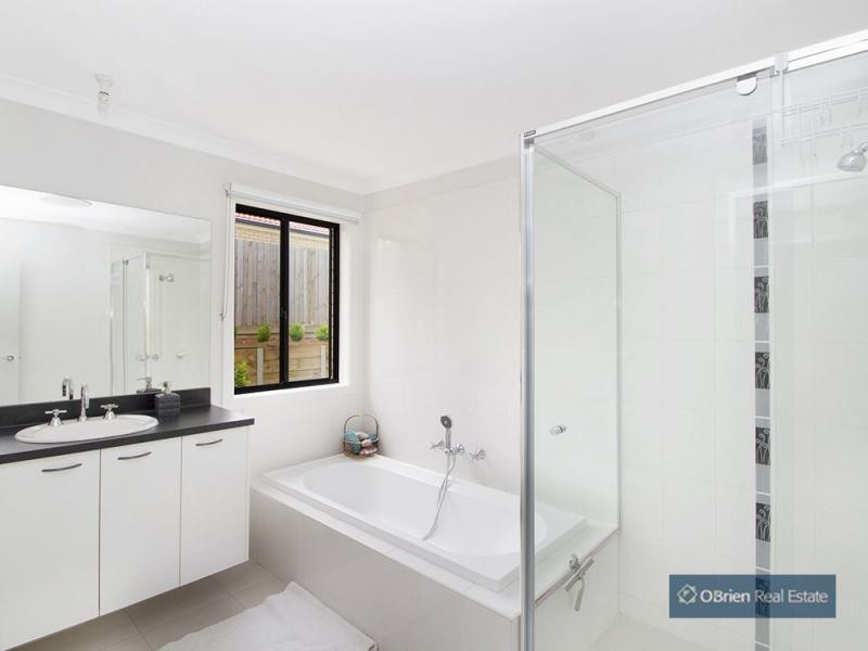 16 Mayfair Drive, Drouin VIC 3818