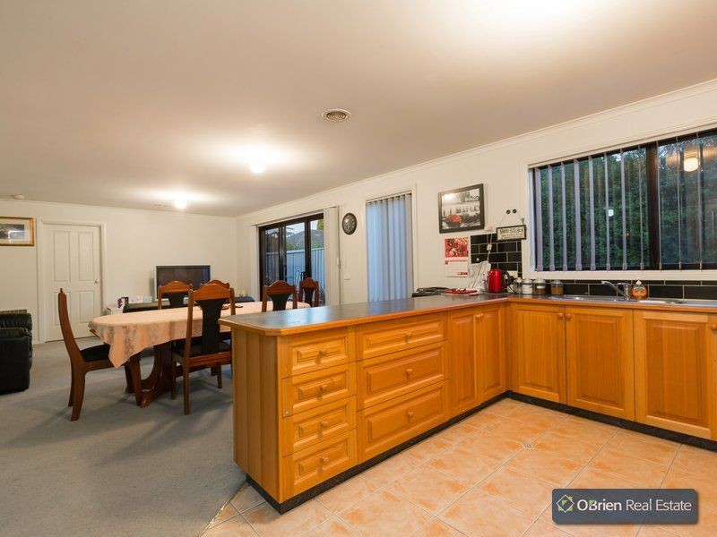 15 Lisburn Way, Berwick VIC 3806