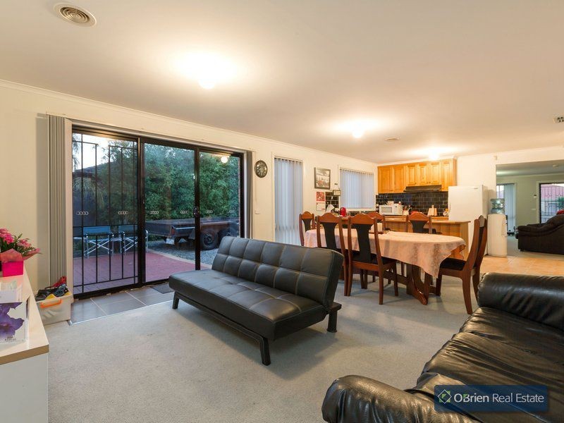 15 Lisburn Way, Berwick VIC 3806