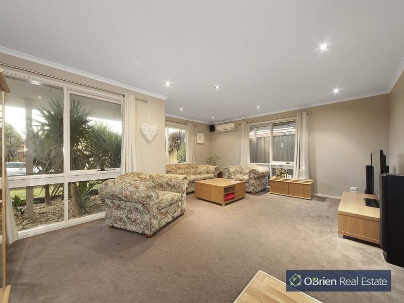 26 Lansell Drive, Cranbourne North VIC 3977