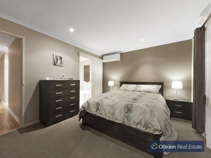 26 Lansell Drive, Cranbourne North VIC 3977