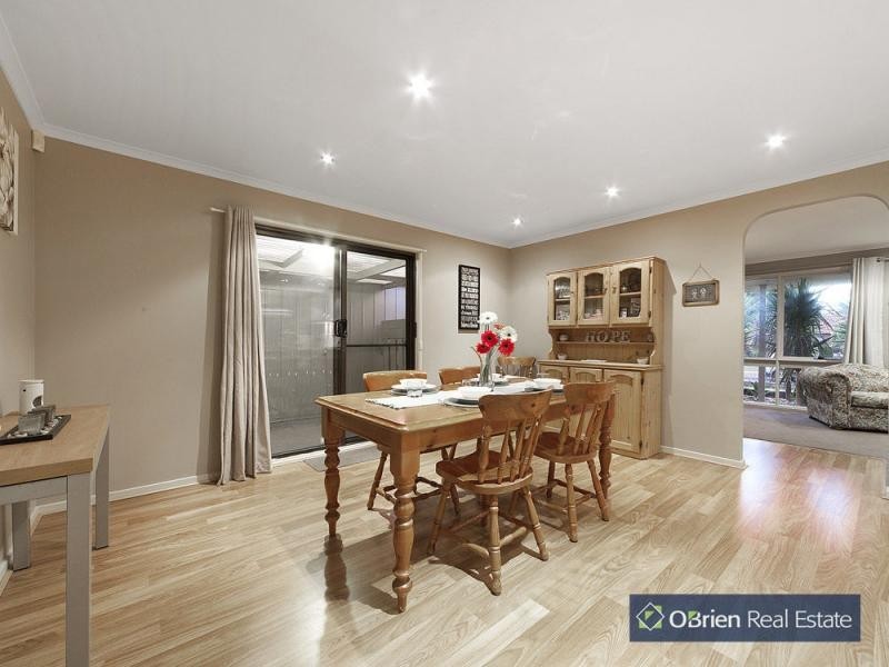 26 Lansell Drive, Cranbourne North VIC 3977