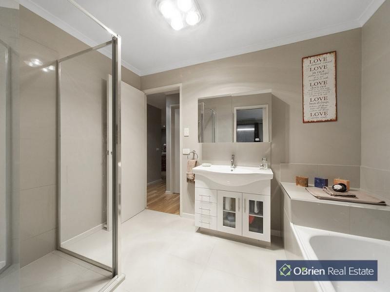 26 Lansell Drive, Cranbourne North VIC 3977